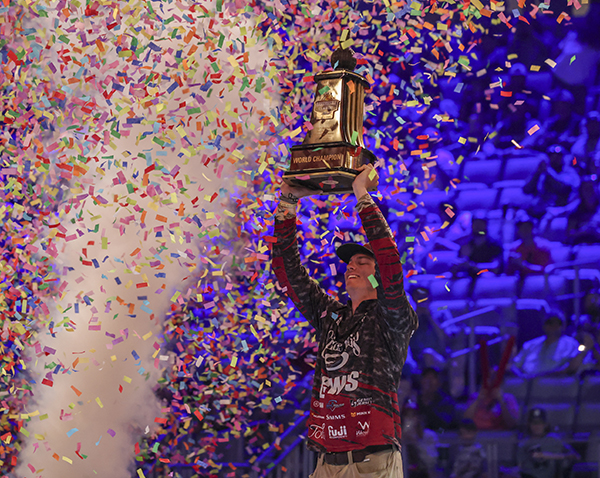 Yam4aha-Boaters-LogVol13No40GratefulAnglersimage.jpg Yamaha Pro Angler Easton Fothergill