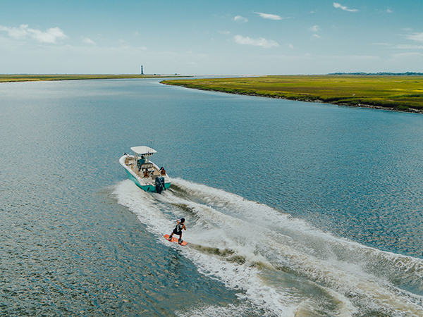With Helm Master EX’s precision speed and course control, center console boats can create a bigger wake with a smooth, upward slope ideal for wakeboarders, wakeskaters, and kneeboarders who want to get big air and perform stylish aerial tricks.