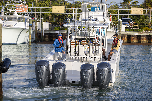 Yamaha-Boaters-LogVol13No41HMEXWirelessSeanGillimage7.jpg The Helm Master EX Wireless Control System can give boaters greater vantage points and confidence while docking.