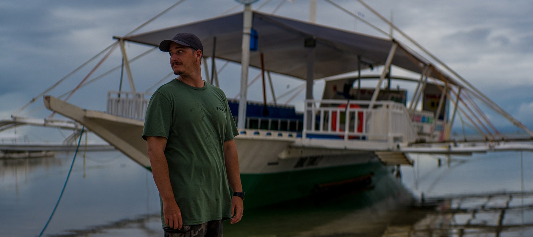 Ben Freediver standing next to boat